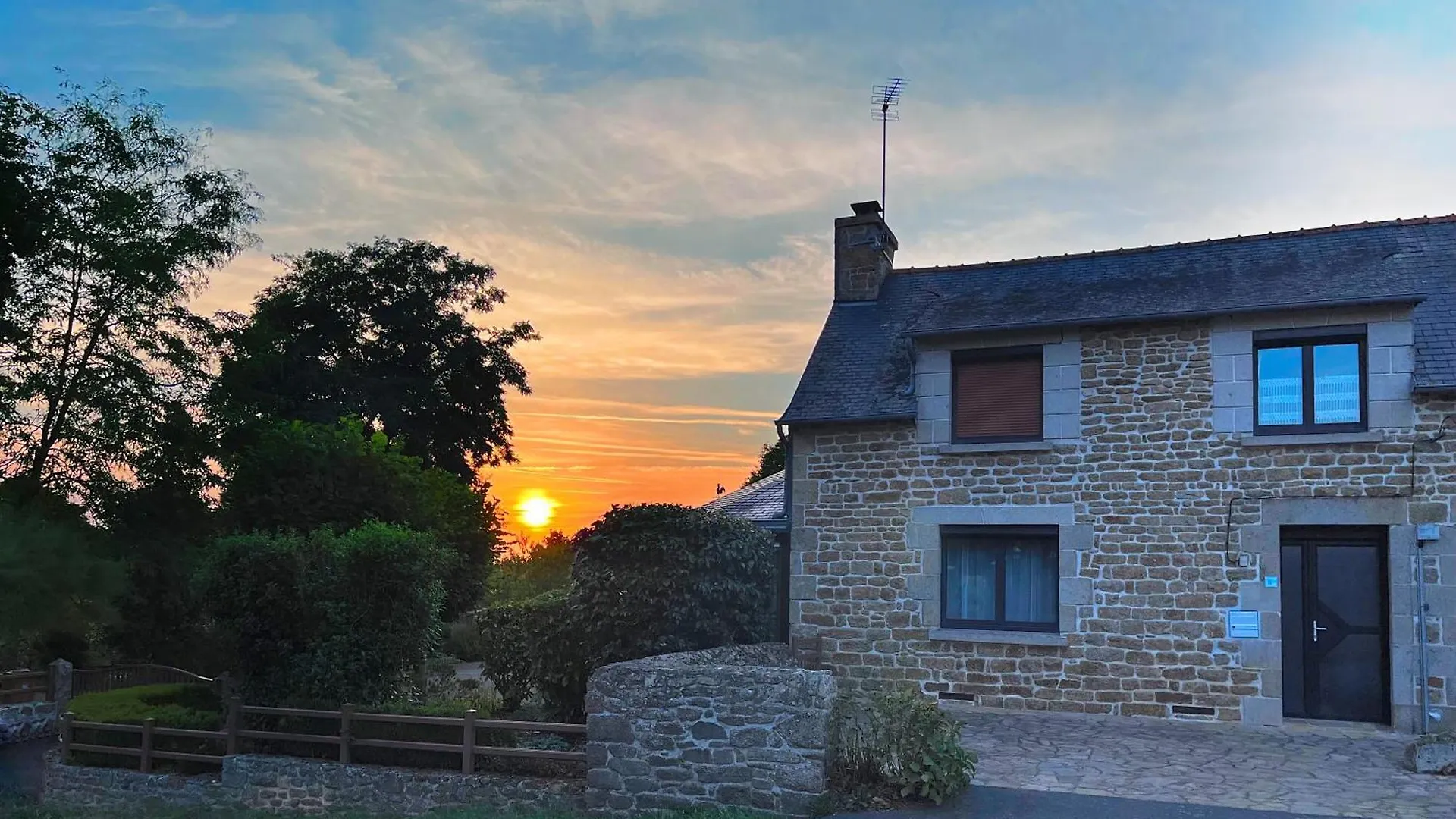 La Muse Bretonne: Garden View Retreat with BBQ & Wi-Fi Apartment Plaine-Haute